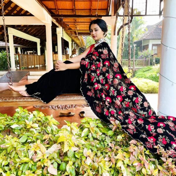 Caliph Fashion Presenting NEW DESIGNER PARTY WEAR BLACK 9000 VELVET SAREE - Image 3